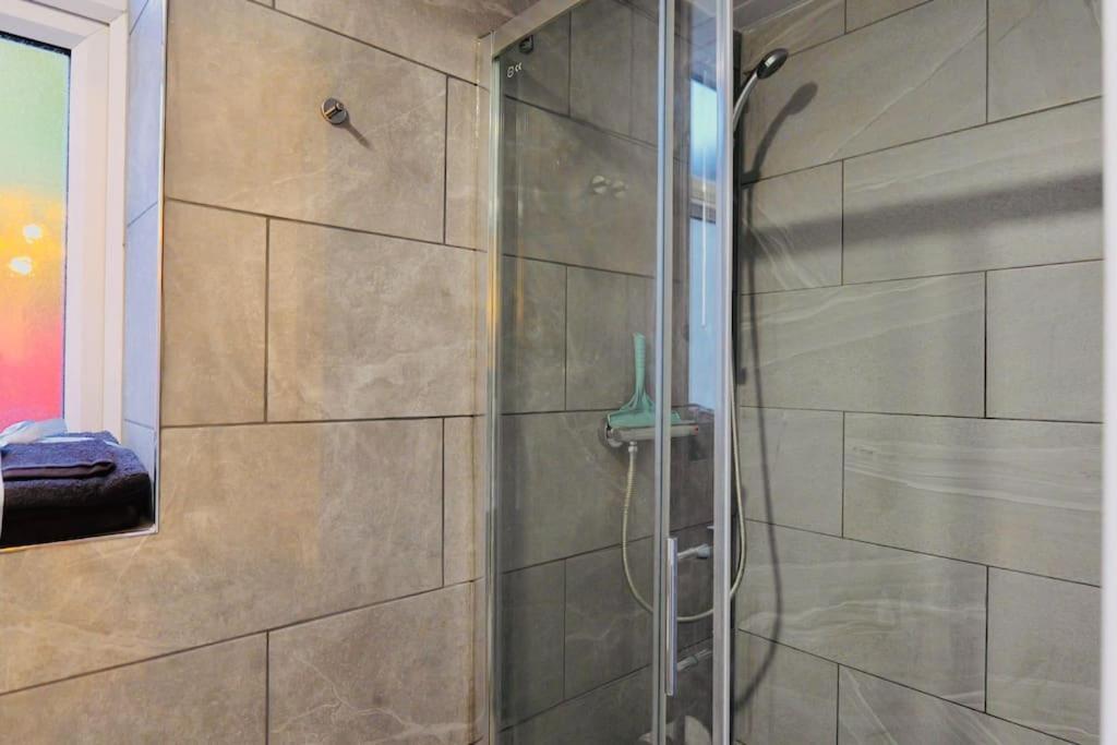 Two Bedroom Flat Near Transport & Shops Londres Exterior foto