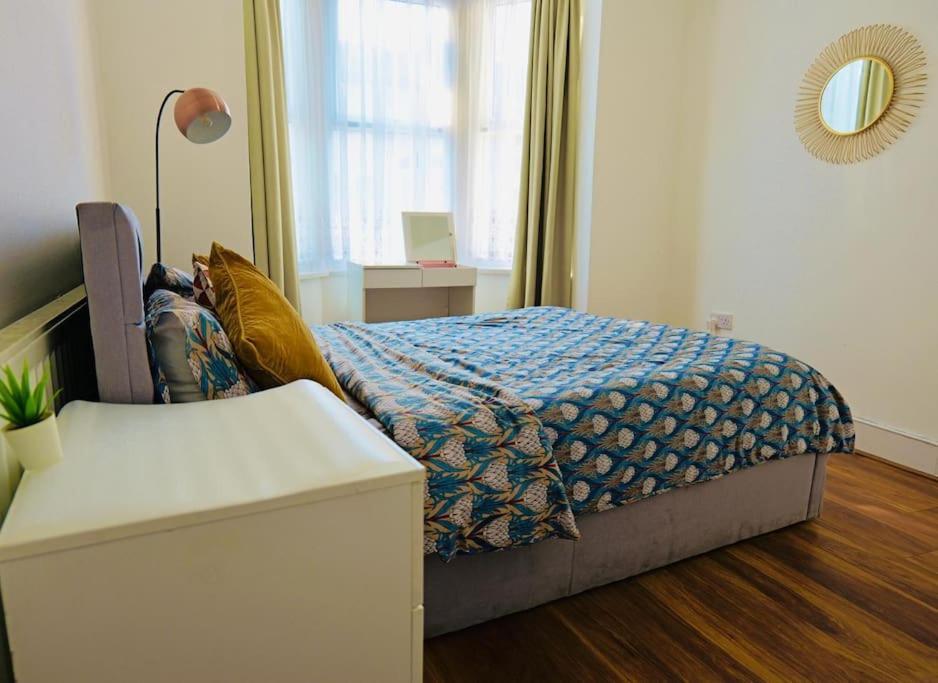 Two Bedroom Flat Near Transport & Shops Londres Exterior foto