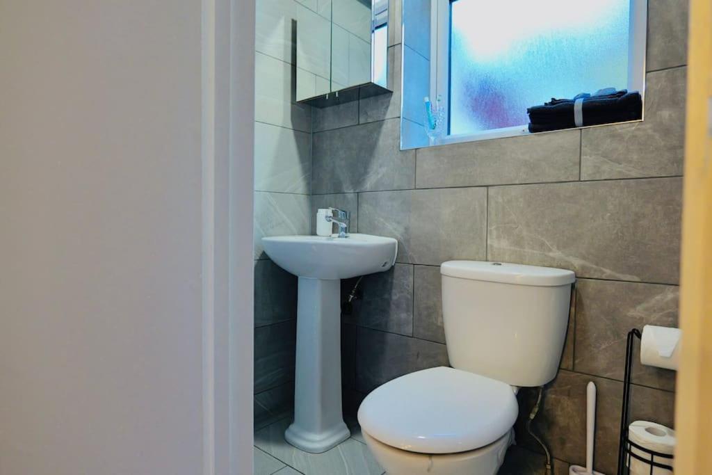 Two Bedroom Flat Near Transport & Shops Londres Exterior foto