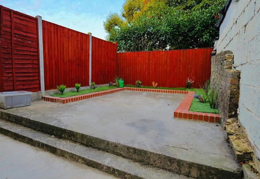 Two Bedroom Flat Near Transport & Shops Londres Exterior foto
